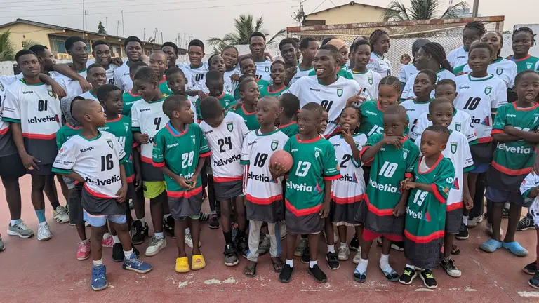 Imagen de los niños vistiendo la equipación del Balonmano Anaitasuna. CEDIDA