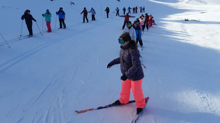Imagen de archivo de unos escolares esquiando. LARRA BELAGUA