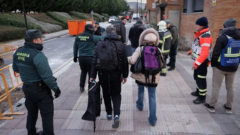 Las autoridades han dado el visto bueno a que los vecinos y vecinas de 80 de las 120 viviendas afectadas por la explosión de gas ocurrida este lunes en Noáin vuelvan a sus casas. El alcalde de Noáin, Sebastián Marco, la consejera de Interior del Gobierno de Navarra, Amparo López, y la delegada del Gobierno en Navarra, Alicia Echeverría, han anunciado en rueda de prensa que "no existe riesgo para la población". EFE/ Villar López