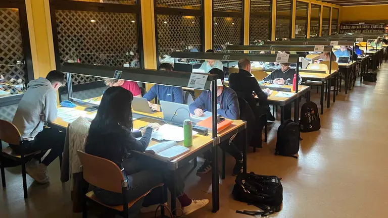 Estudiantes en la biblioteca de UNED Tudela