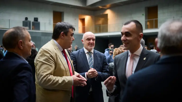 Javier Esparza con parte de los parlamentarios de UPN minutos antes del comienzo del pleno. PABLO LASAOSA