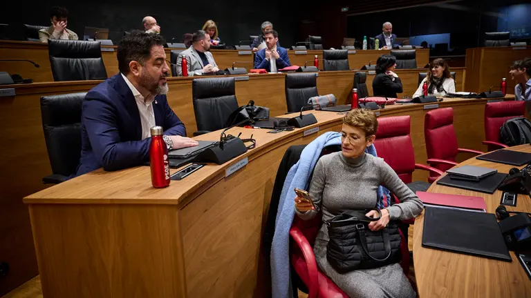 Ramón Alzórriz junto a la presidenta Chivite minutos antes del comienzo del Pleno del Parlamento. PABLO LASAOSA