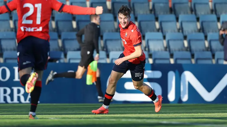 Carlos Lumbreras, delantero de Osasuna Promesas, celebra su tanto ante el Amorebieta el pasado domingo. CA OSASUNA
