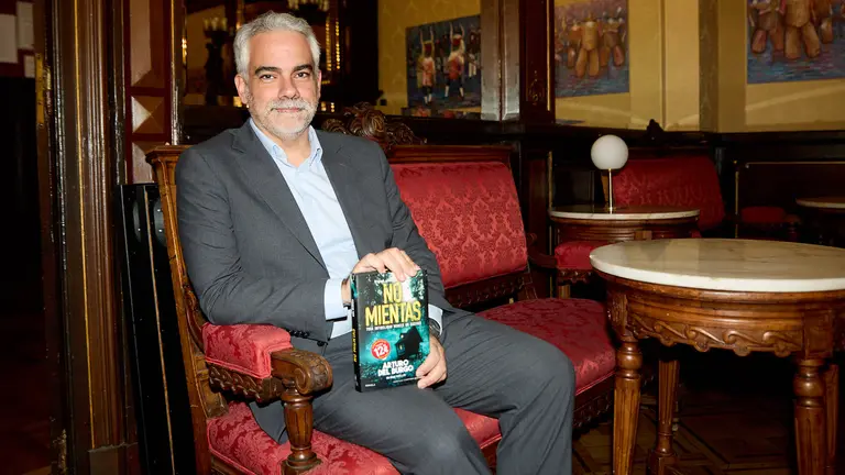 El escritor Arturo del Burgo presenta su nueva novela 'No mientas'. IÑIGO ALZUGARAY