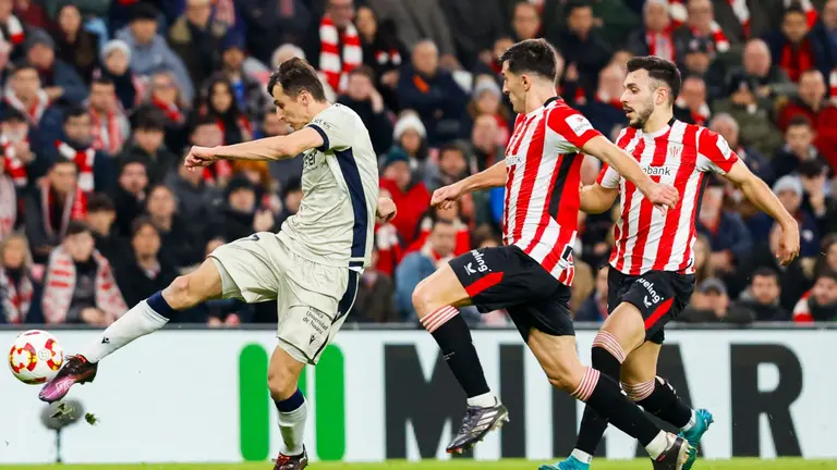 El centrocampista de Osasuna Jon Moncayola (i) efectúa un lanzamiento durante el partido de octavos de final de la Copa del Rey de fútbol entre Athletic y Osasuna que se disputa este jueves en San Mamés. EFE/ Miguel Tona