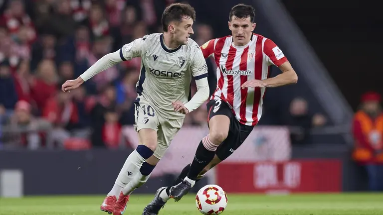 Aimar Oroz de Osasuna compite contra Dani Vivian del Athletic Club. AFP7 / Europa Press