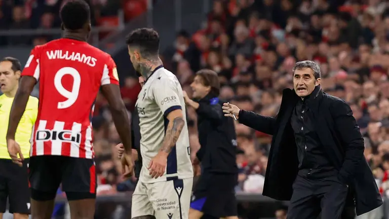 El entrenador del Athletic, Ernesto Valverde (d), durante el partido de octavos de final de la Copa del Rey de fútbol entre Athletic y Osasuna que se disputa este jueves en San Mamés. EFE/ Miguel Tona