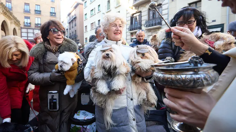 Bendición de mascotas en la iglesia de San Nicolás de Pamplona, con motivo del día de San Antón, patrón de los animales. IÑIGO ALZUGARAY