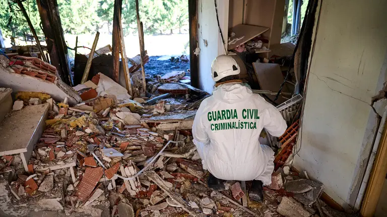 La Guardia Civil investiga las causas de la explosión de la vivienda de Noáin y ayuda a los vecinos para sacar las pertenencias de sus casas. PABLO LASAOSA