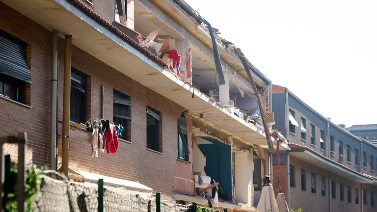 La Guardia Civil investiga las causas de la explosión de la vivienda de Noáin y ayuda a los vecinos para sacar las pertenencias de sus casas. PABLO LASAOSA