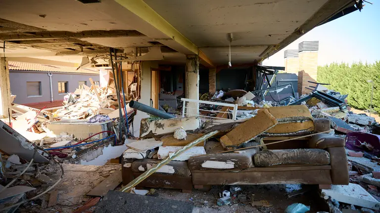 La Guardia Civil investiga las causas de la explosión de la vivienda de Noáin y ayuda a los vecinos para sacar las pertenencias de sus casas. PABLO LASAOSA