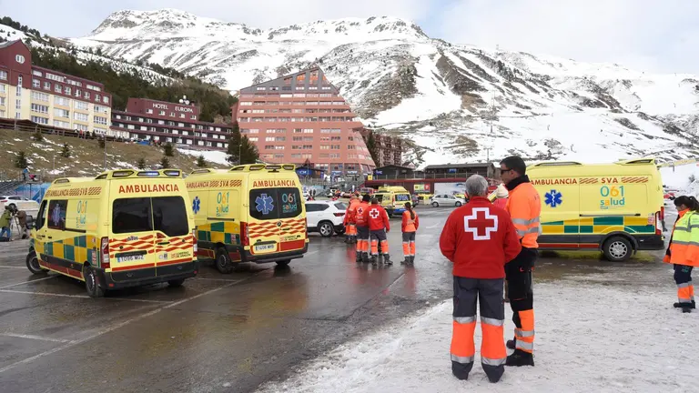 Fotografía de equipos médicos este sábado, en la estación de Astún (Zaragoza), debido a un accidente en un telesilla. La Delegación del Gobierno en Aragón ha dado por controlada la emergencia que ha provocado esta mañana el accidente de un remonte en la estación invernal de Astún, en el Pirineo oscense, y se han evacuado la mayoría de los afectados y heridos, en torno a una cuarentena. Según la última actualización del Gobierno de Aragón solo hay dos heridos graves que han sido trasladados a los hospitales Miguel Servet y Clínico de Zaragoza y el resto se trata de personas que se están valorando por los equipos médicos y recibiendo el alta. EFE/ Javier Blasco