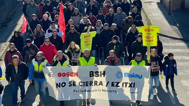 Manifestación en Alsasua en contra del cierre de Sunsundegui. UGT