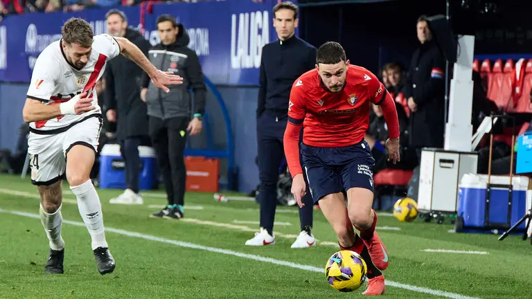 Florian Lejeune (24. Rayo Vallecano) y Raúl García (9. CA Osasuna) durante el partido de La Liga EA Sports entre CA Osasuna y Rayo Vallecano disputado en el estadio de El Sadar en Pamplona. IÑIGO ALZUGARAY