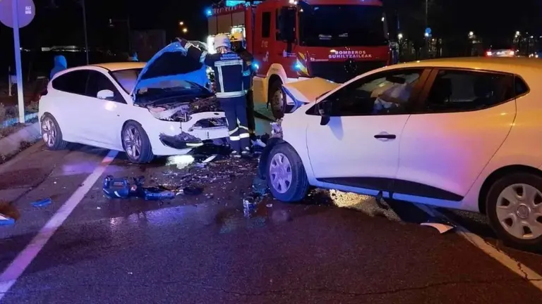 Los bomberos atienden la colisión frontal producida en la mañana de este lunes en la N-121-C. BOMBEROS DE NAVARRA