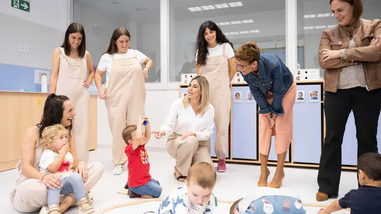 María Chivite vuelve a imponer su plan de coeducación y adoctrinamiento a los escolares navarros. En la imagen, en la apertura del curso escolar en la escuela infantil de Falces. GOBIERNO DE NAVARRA