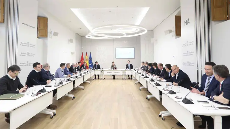 El consejero Mikel Irujo, la Presidenta María Chivite e Ingo Stender, en la reunión mantenida esta mañana con representantes de una veintena de multinacionales alemanas en el Palacio de Navarra. GOBIERNO DE NAVARRA