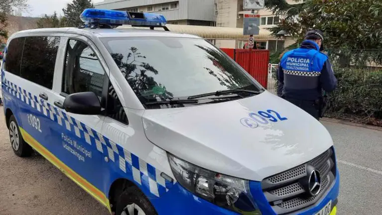 Un agente de la Policía Municipal de Pamplona ante un vehículo policial. POLICÍA MUNICIPAL DE PAMPLONA