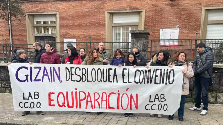 Concentración de las tarabajadoras de Gizain a las puertas del departamento de Derechos Sociales del Gobierno de Navarra. LAB