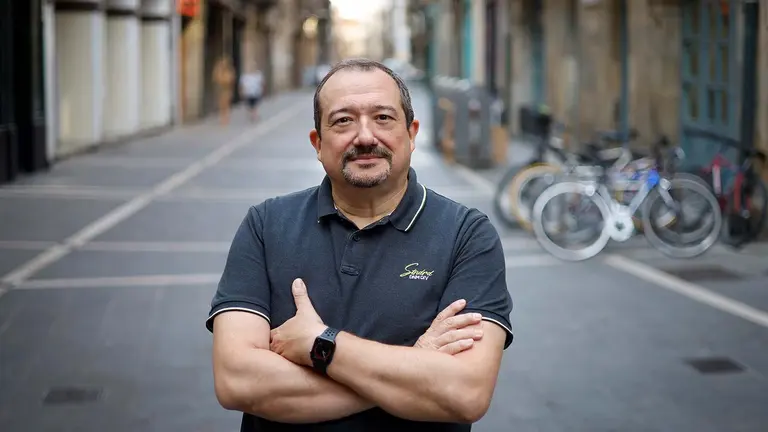 Foto 01. Jonan Basterra en la calle Zapatería de Pamplona (Cortesía de Jonan Basterra)