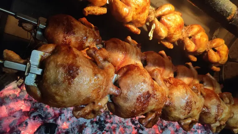 Asador PYO en Berriozar ofrece pollos a la brasa y otras carnes. CEDIDA