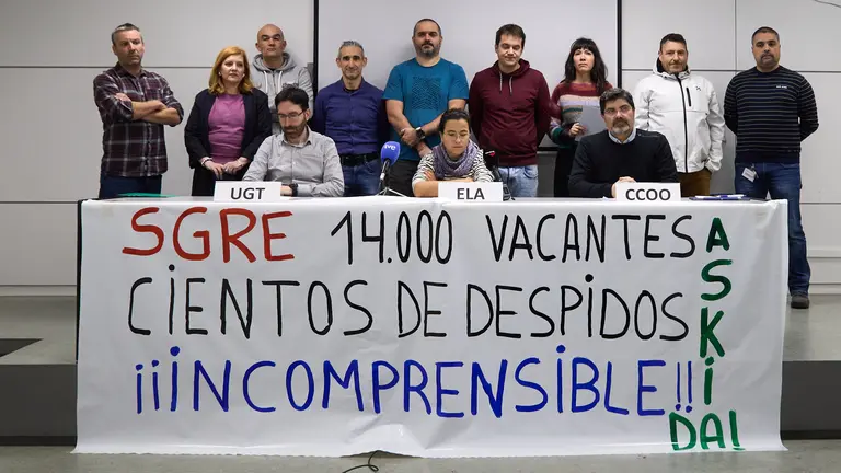 Representantes del comité de empresa de Siemens Gamesa, formado por ELA, CCOO y UGT, comentan el ERE planteado por la multinacional para la planta de Sarrigurren. IÑIGO ALZUGARAY