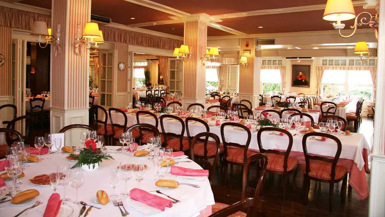 Uno de los salones del comedor del antiguo hostal restaurante Aguirre. Facebook.