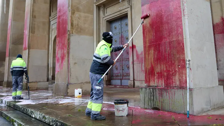 El Monumento a los Caídos en la plaza de la Libertad de Pamplona ha amanecido vandalizado con pintura roja y mensajes para su derribo y contra el fascismo. IÑIGO ALZUGARAY