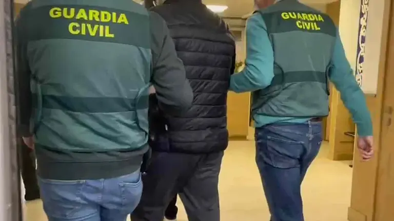 Momento de la detención del director de la sucursal bancaria en Navarra. GUARDIA CIVIL