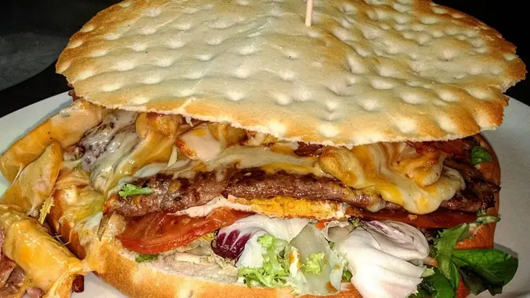 La hamburguesa mazinger, del Café de Tudela. CEDIDA