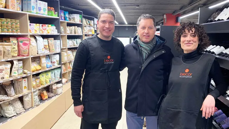 Jiazhac, Alfredo y Anais en  el supermercado Biecor en la avenida de Bayona 46 de Pamplona. Navarra.com