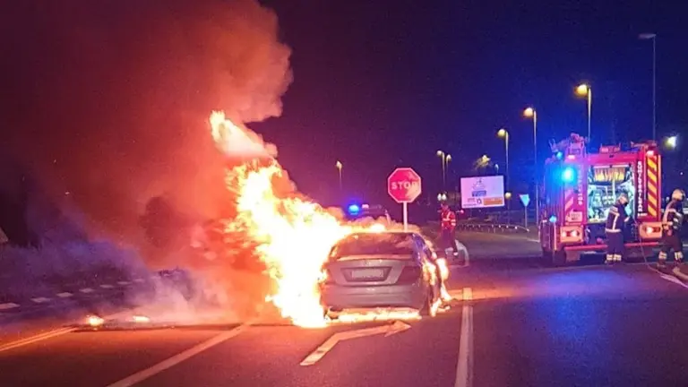 Imagen del coche ardiendo en Tudela. CEDIDA