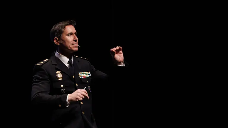 El inspector jefe de la Policía Nacional, Fernando González, de la brigada dedicada en exclusiva a localizar y detener a fugitivos de la justicia, durante una nueva sesión de 'El crimen a escena' dentro del festival Pamplona Negra. EFE/Villar López