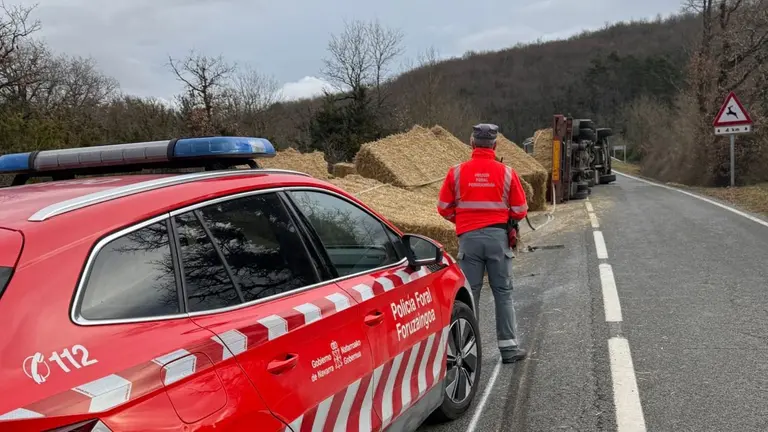 El vuelco de un camión que portaba paja provoca el cierre de la carretera N-135 en Erro. POLICÍA FORAL