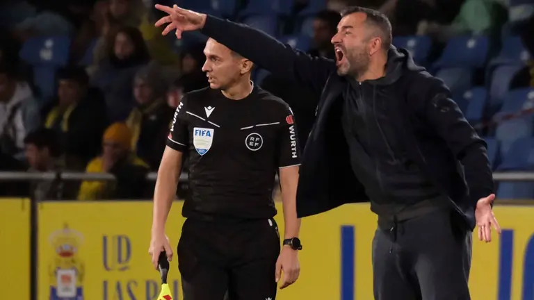 El entrenador de Las Palmas, Diego Martínez, durante el partido de LaLiga entre la UD Las Palmas y el Osasuna, este viernes en el estadio de Gran Canaria. EFE/ Angel Medina G.