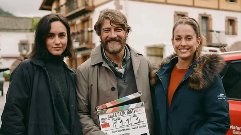Megan Montaner, Félix Gómez y SIlvia Alonso en una pausa del rodaje de 'La Caza. Irati'. DLO PRODUCCIONES / IMSTAGRAM