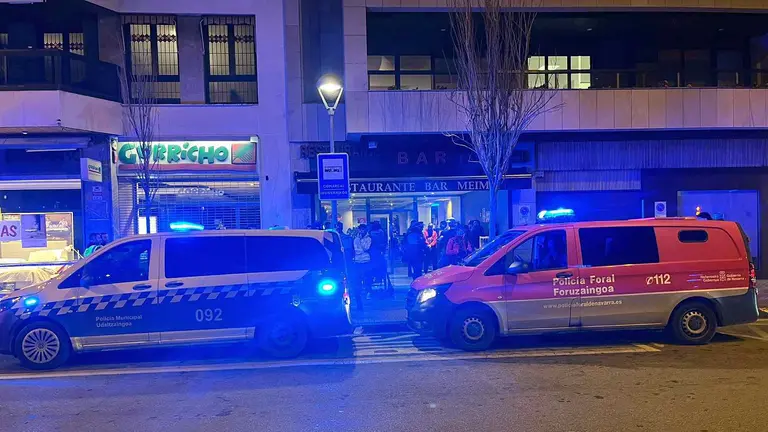Furgones patrulla de la Policía Municipal de Pamplona y de la Policía Foral en la puerta del Restaurante Cafetería Mei Mei de Pamplona, en la calle Yanguas y Miranda.