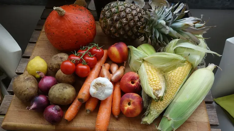 Una dieta inspirada en hábitos alimentarios de sociedades no industrializadas reduce el riesgo de enfermedades crónicas. Pixabay