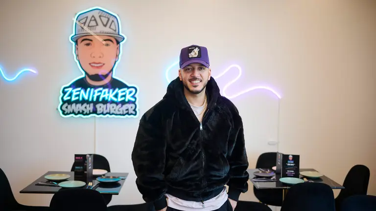 Joffre Jonás González de la hamburguesería Zenifaker en la calle José Manuel Baena Martín número 1 de Lezkairu. PABLO LASAOSA