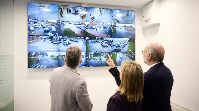 El consejero de Salud, Fernando Domínguez, y la consejera de Interior, Función Pública y Justicia, Amparo López, visitan el nuevo centro de control de cámaras del Hospital Universitario de Navarra (HUN) y conocen las medidas para el refuerzo de la seguridad implantadas. PABLO LASAOSA