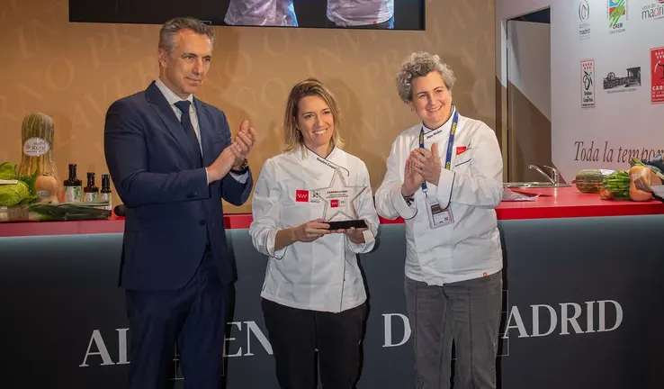 De izq. a dcha.: Carlos Novillo, consejero de Medioambiente, Agricultura e Interior de la Comunidad de Madrid; Xandra Luque, chef y jefa de cocina de la Clínica Universidad de Navarra, en su reconocimiento como embajadora de la Marca de Garantía de los Alimentos M Producto Certificado de la Comunidad de Madrid; y la chef Pepa Muñoz.
