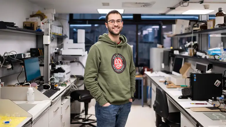 Mikel Imizcoz, en un laboratorio del Instituto INAMAT2 de la UPNA.