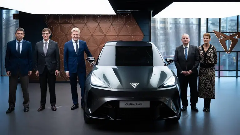 El presidente de la Generalitat Valenciana, Carlos Mazón, el presidente de la Generalitat de Catalunya, Salvador Illa, el consejero delegado del grupo Seat, Wayne Griffiths, el ministro de Industria, Jordi Hereu, y la presidenta de Navarra, María Chivite. DAVID ZORRAKINO / EUROPA PRESS