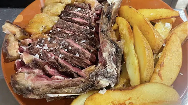 El menú de sidrería hace las delicias de los clientes en el Bar Asador Itziar de Ororvia. BAR ASADOR ITZIAR