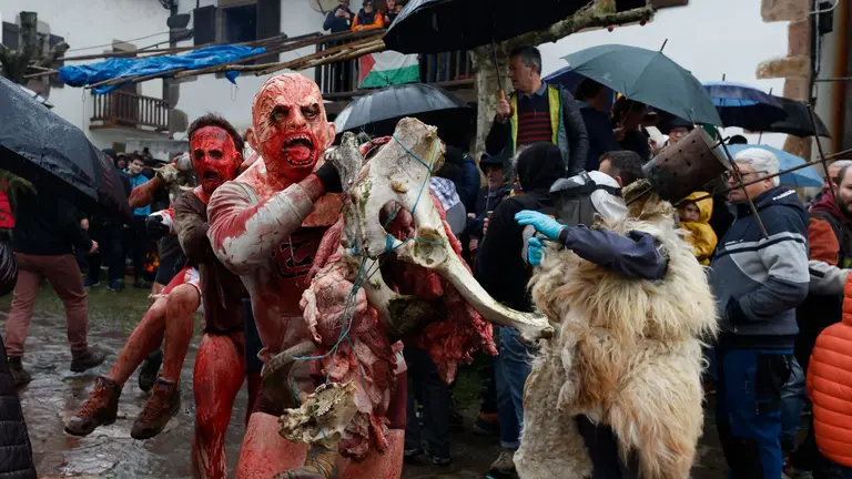 Los joaldunak de Ituren han correspondido este martes, con su visita a Zubieta, al desfile que ayer protagonizaron sus vecinos al acudir a su localidad, en una tradición centenaria que se enraiza en lo más puro del carnaval rural y de los conjuros para espantar a los malos espíritus y atraer bondades a las nuevas cosechas.  EFE/ Jesús Diges