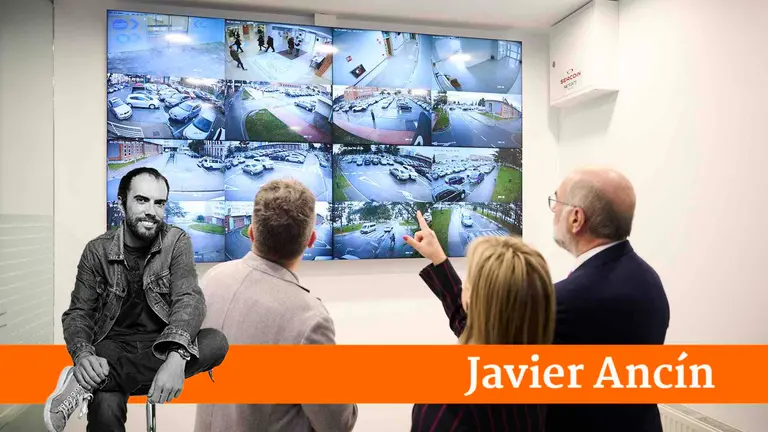 El consejero de Salud, Fernando Domínguez, y la consejera de Interior, Función Pública y Justicia, Amparo López, visitan el nuevo centro de control de cámaras del Hospital Universitario de Navarra (HUN) y conocen las medidas para el refuerzo de la seguridad implantadas. PABLO LASAOSA