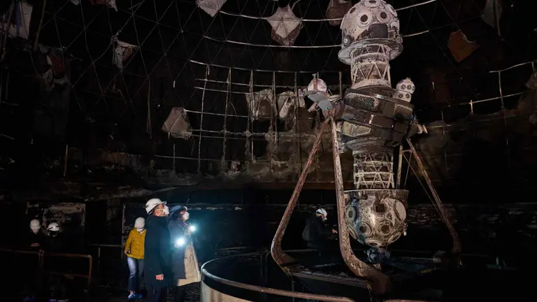La consejera Esnaola y el director gerente de NICDO, Ramón Urdiáin, en la visita de este miércoles al Planetario calcinado. GOBIERNO DE NAVARRA