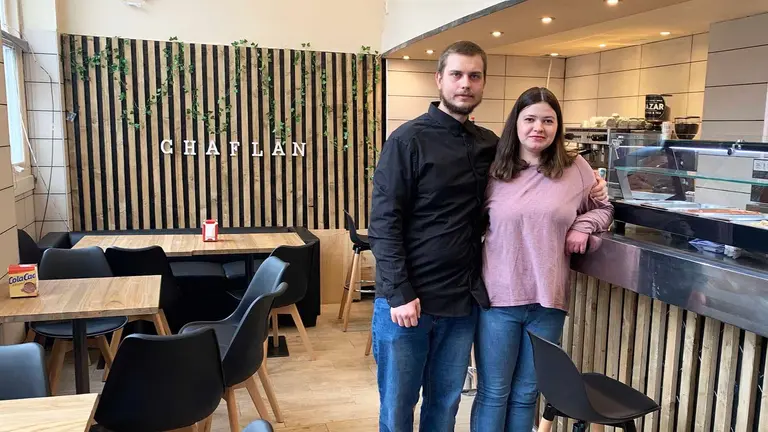 Aliaksey y Yuliya en el interior del  bar Chaflán en Pamplona. Navarra.com