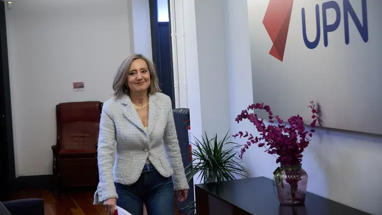 La presidenta de UPN, Cristina Ibarrola, ofrece una rueda de prensa para presentar iniciativas como consecuencia de la contratación de un condenado por pertenencia a ETA en un instituto de Tudela. IÑIGO ALZUGARAY