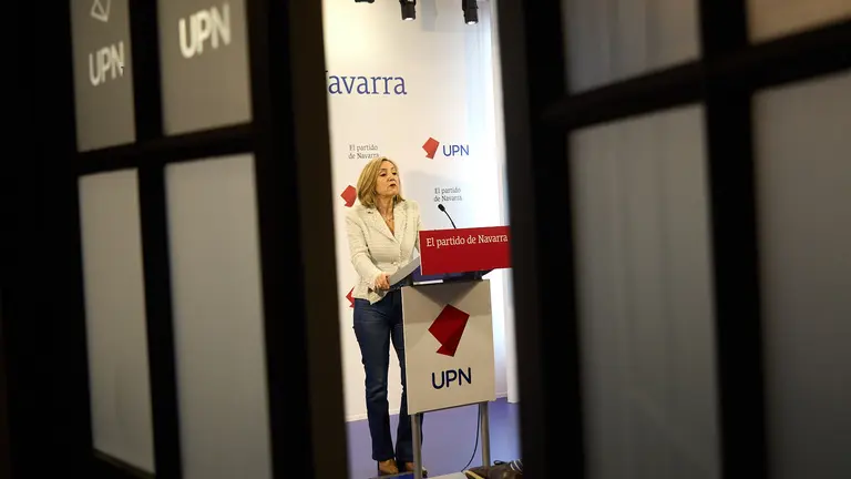 La presidenta de UPN, Cristina Ibarrola, ofrece una rueda de prensa para presentar iniciativas como consecuencia de la contratación de un condenado por pertenencia a ETA en un instituto de Tudela. IÑIGO ALZUGARAY